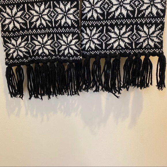 J. Crew Black & White Snowflake Scarf - Picture 5 of 6
